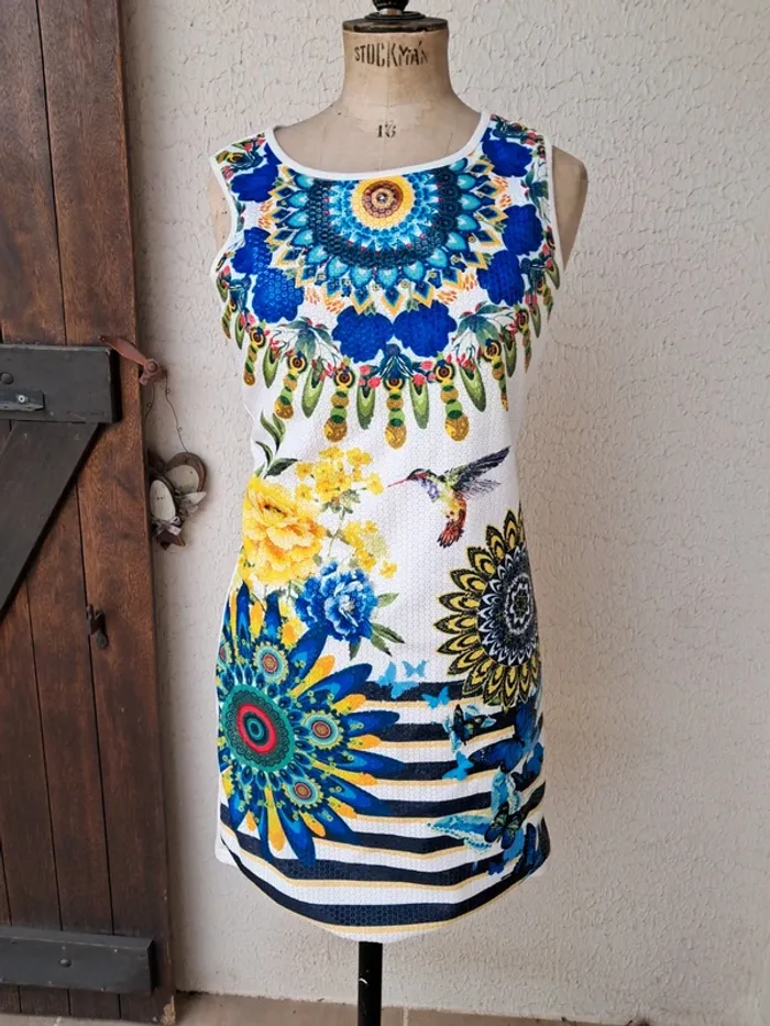 Très jolie robe à sequins