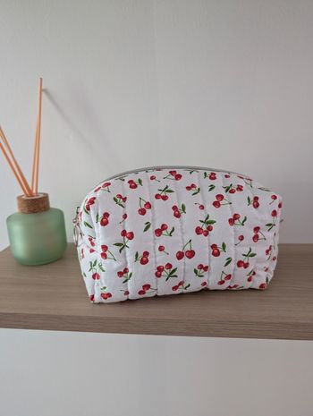 Trousse matelassée cerises pour maquillage etc