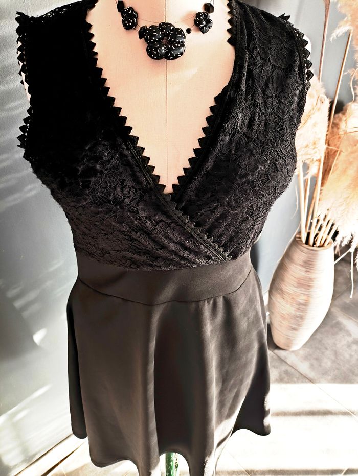 Robe noire dentelle - photo numéro 2