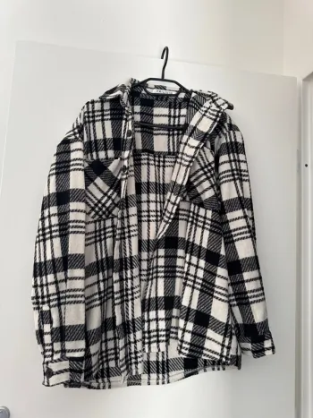 Veste à carreaux pied de poule type sur chemise
