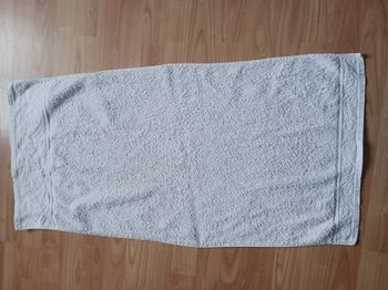 serviette de toilette blanche 94 x 43 cm 100% coton Bouchara maison (trace derrière)