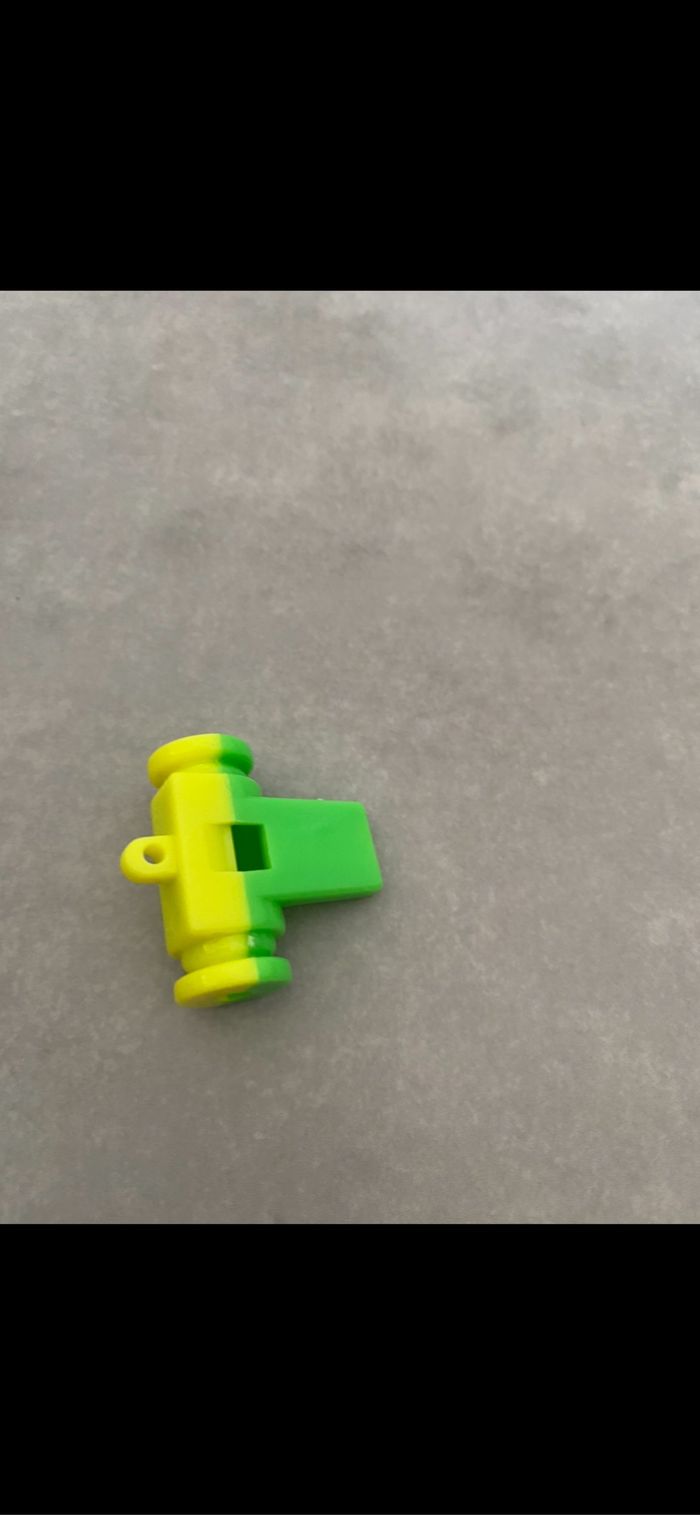 Sifflet vert et jaune - photo numéro 3