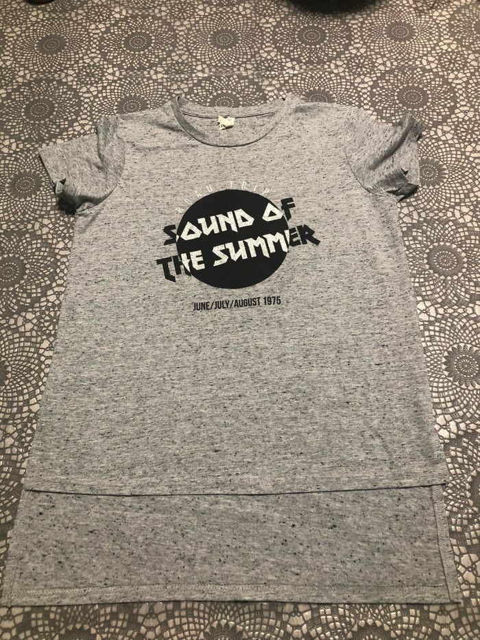 Teeshirt taille 12/13 ans plus long derrière