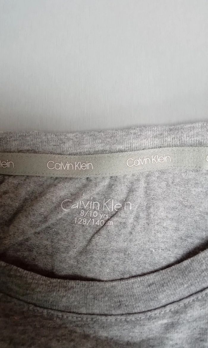 Tee-shirt manches courtes taille 8/10 ans marque Calvin Klein - photo numéro 2