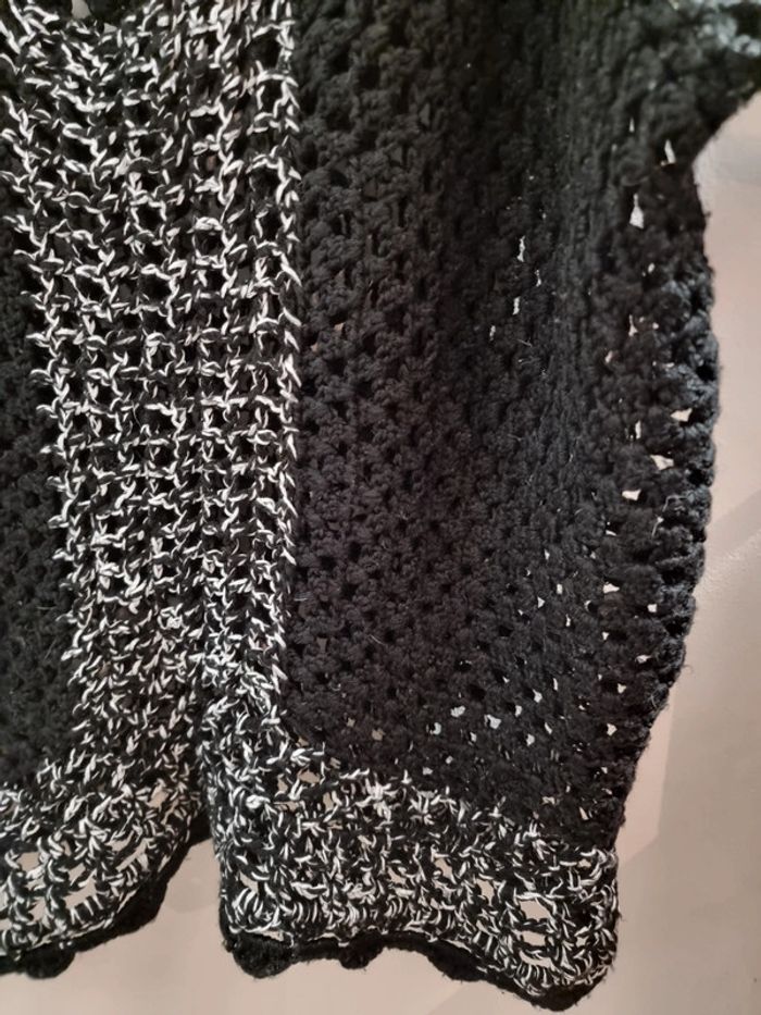 Haut au crochet noir et blanc - photo numéro 3