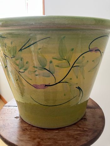 Joli cache pot-vert-jaune avec arabesques