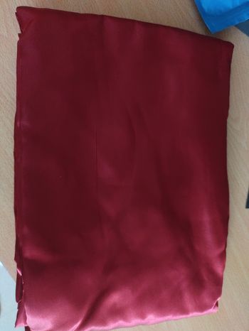 Draps en satin rouge