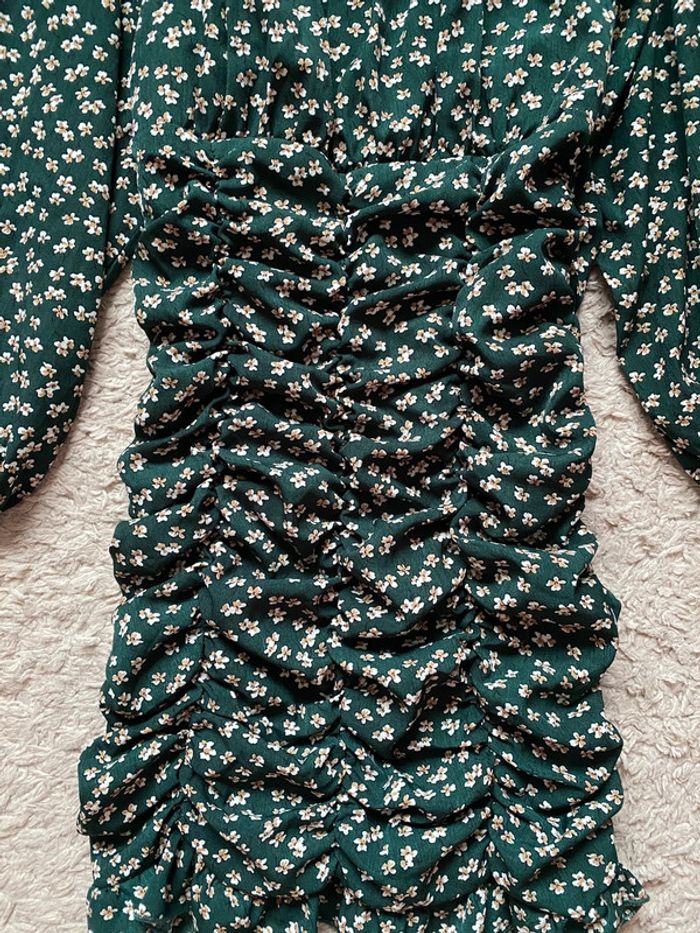 Robe moulante à fleurs - photo numéro 2