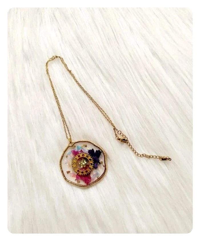 Collier chaîne style romantique steampunk- fleurs séchées résine et roue engrenage