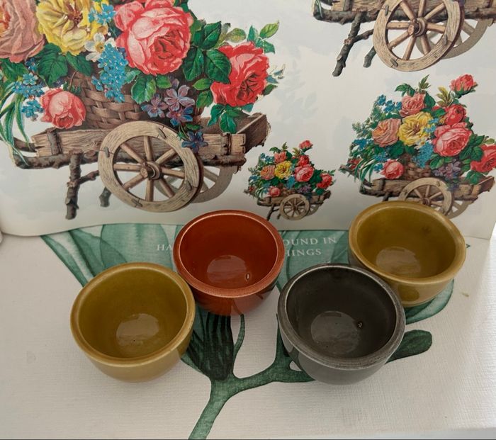 Quatre œufs en bois peints à la main – ensemble vintage avec socles cocotier en céramique/grès - photo numéro 6