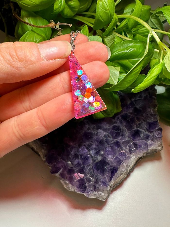 Pendentif triangle en résine et pailletés - photo numéro 6