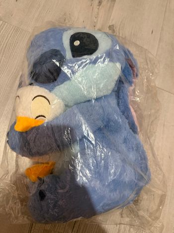 Peluche Stitch avec son doudou canard 45cm