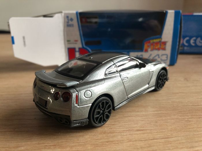 Miniature burago Nissan GT-R 1/43 - photo numéro 2