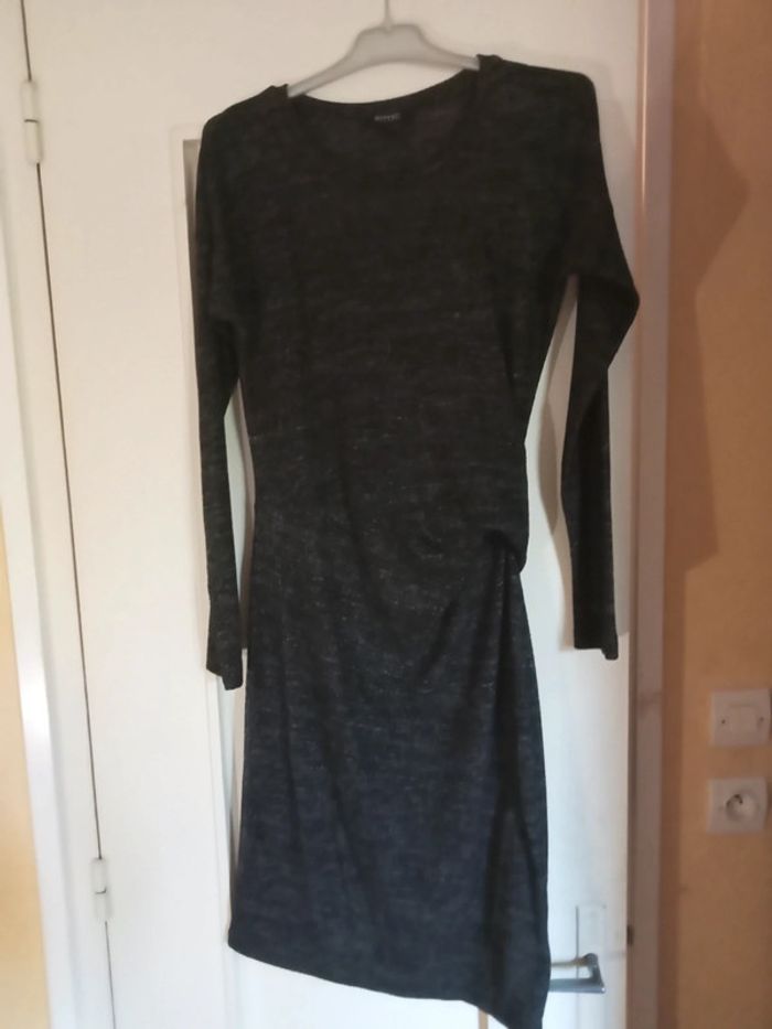 Robe d'hiver grisâtre avec effet noeud sur le côté