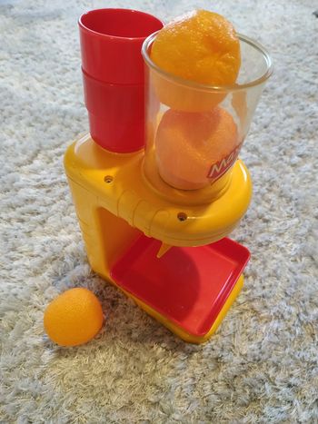 Presse agrumes, ses 2 verres et ses 3 oranges