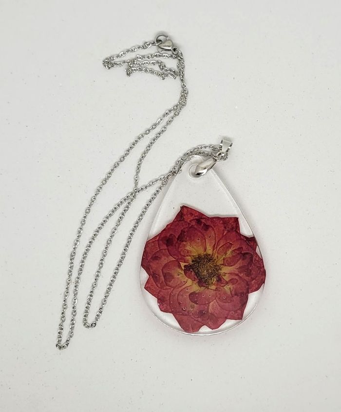 Bijoux création collier fleur rouge séchée