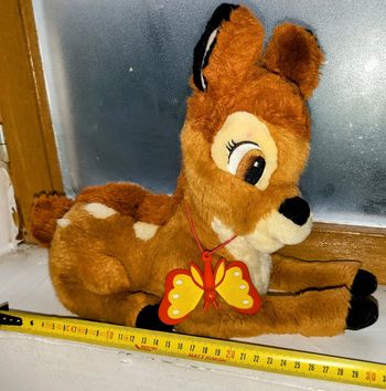 Peluche animaux animal Biche avec Papillon Walt Disney Bambi couché marron 30 cm