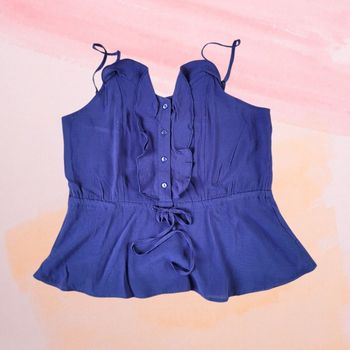 Haut caraco bleu marine volanté de Kiabi