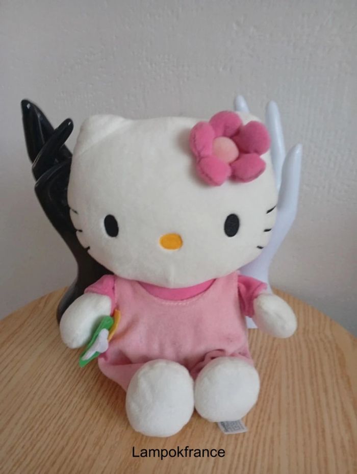 Peluche Hello Kitty très bon état dans les 25cm - photo numéro 2