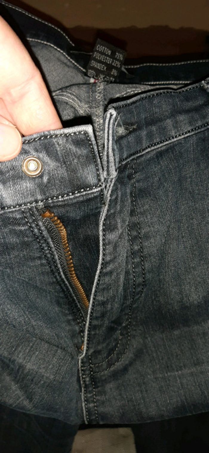 Jeans taille 46 un marron,un noir ,un bleu il leur manque tous le bouton - photo numéro 10