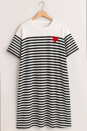 Robe marinière SHEIN Curve 1XL à rayures noires et blanches avec cœur rouge