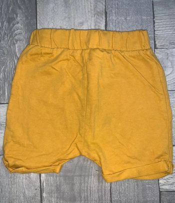 Short jaune