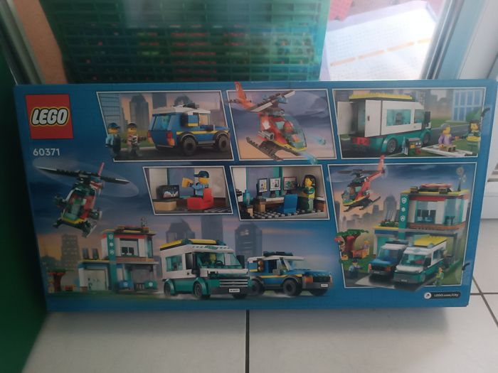 Lego city 60371 le QG des véhicules d'urgences - photo numéro 2