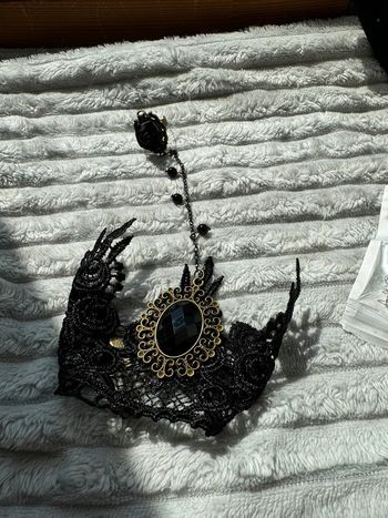 Bracelet bague gothique noir avec fleur sur la bague