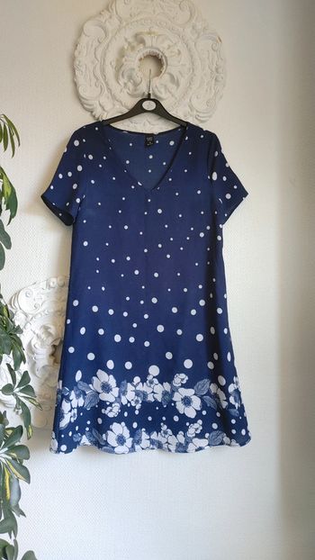 Petite robe bleue à motif fleur en très bon état très léger