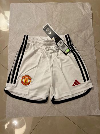 Short de foot Adidas, équipe Manchester United taille 9/10 ans authentique neuf