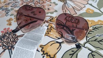 Lunette de soleil doré neuf avec étiquette en forme de cœur