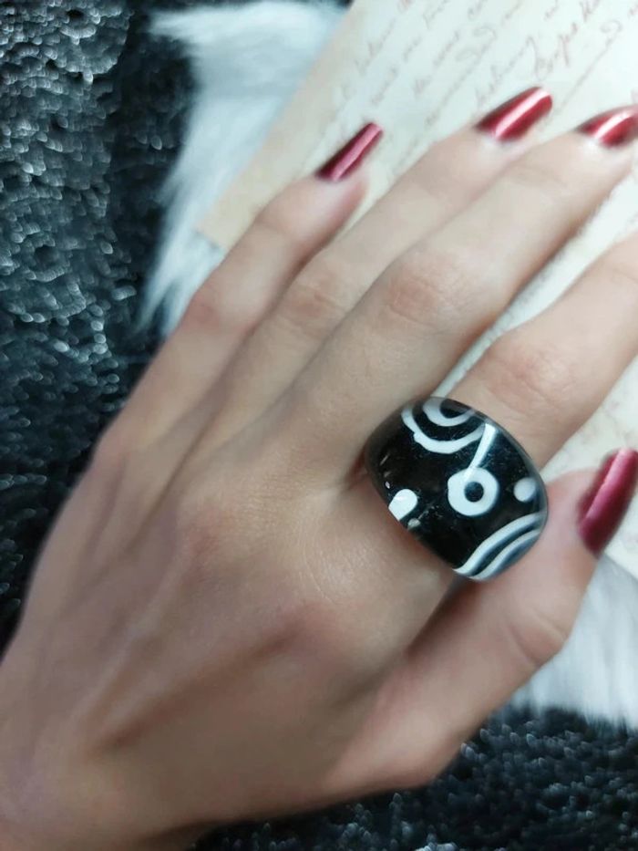 Magnifique bague vintage 00's noire et blanche, en résine. - photo numéro 2