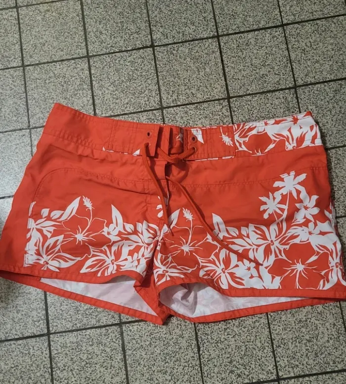 Short plage rouge léger