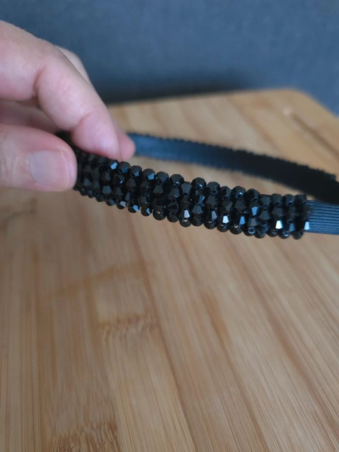 Serre tête noir perlés neuve