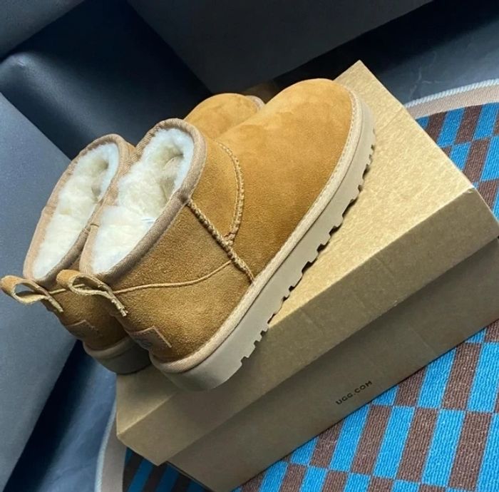 Ugg mini Snow boots  Taille 39 - photo numéro 2