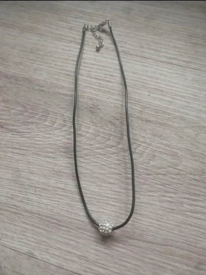 Collier fantaisie boule avec strass