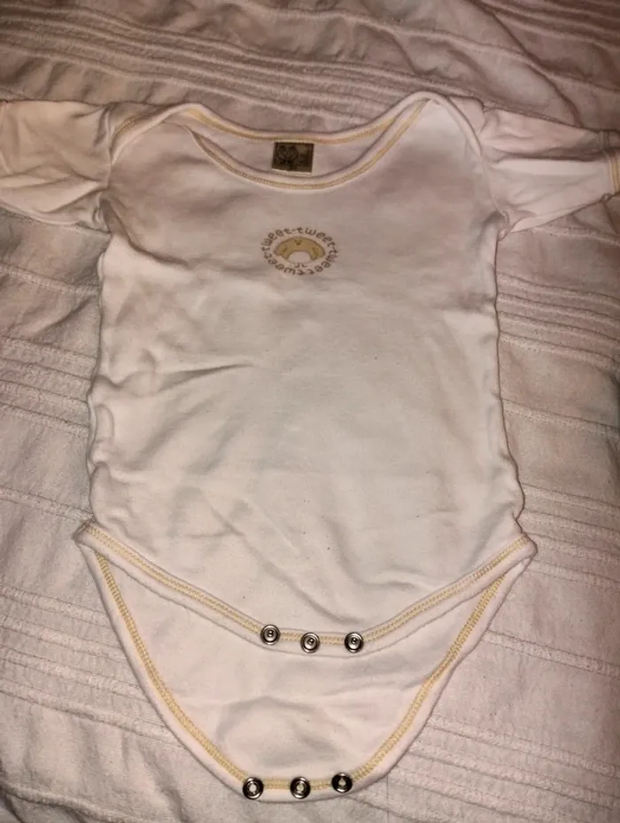 Lot 3 bodies et 1 t-shirt  Petit bateau - photo numéro 10