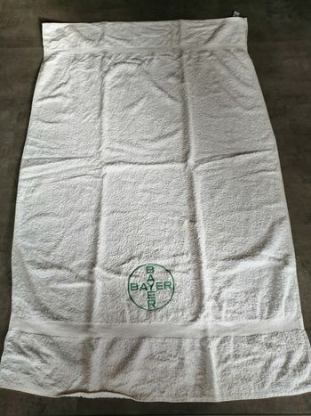 serviette blanche Bayer Descamps