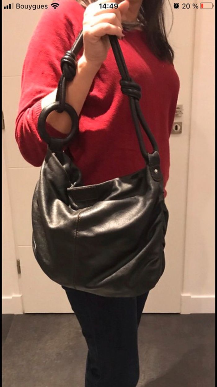 Sac à main en cuir noir Séquoia porté épaule