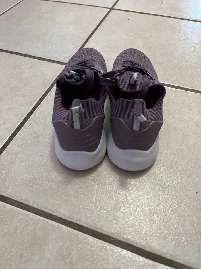 Paire de baskets violette - photo numéro 4