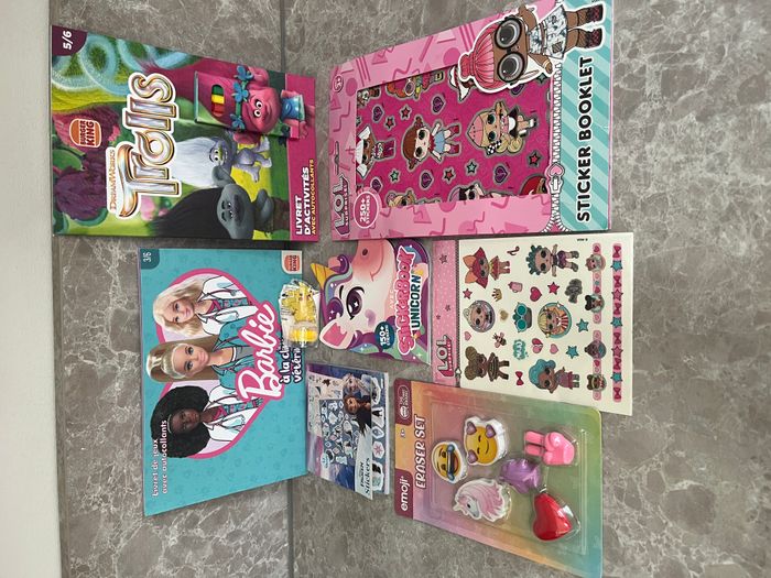 Lot livrets jeux, autocollants et autre neufs
