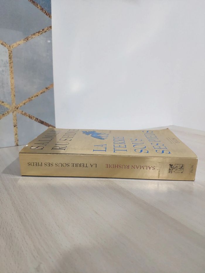 Livre grand format La terre sous ses pieds Salman Rushdie - photo numéro 6