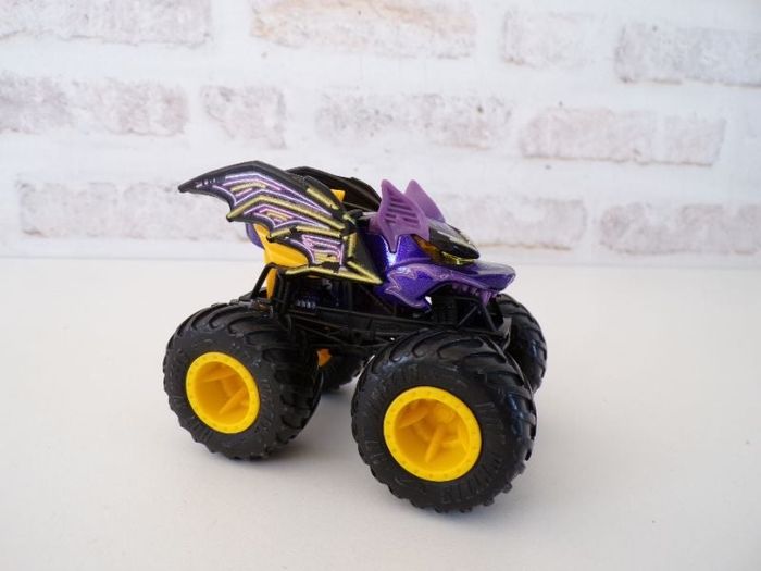 Monster trucks - Hot wheels - Battitude - Chauve-souris (J13)
