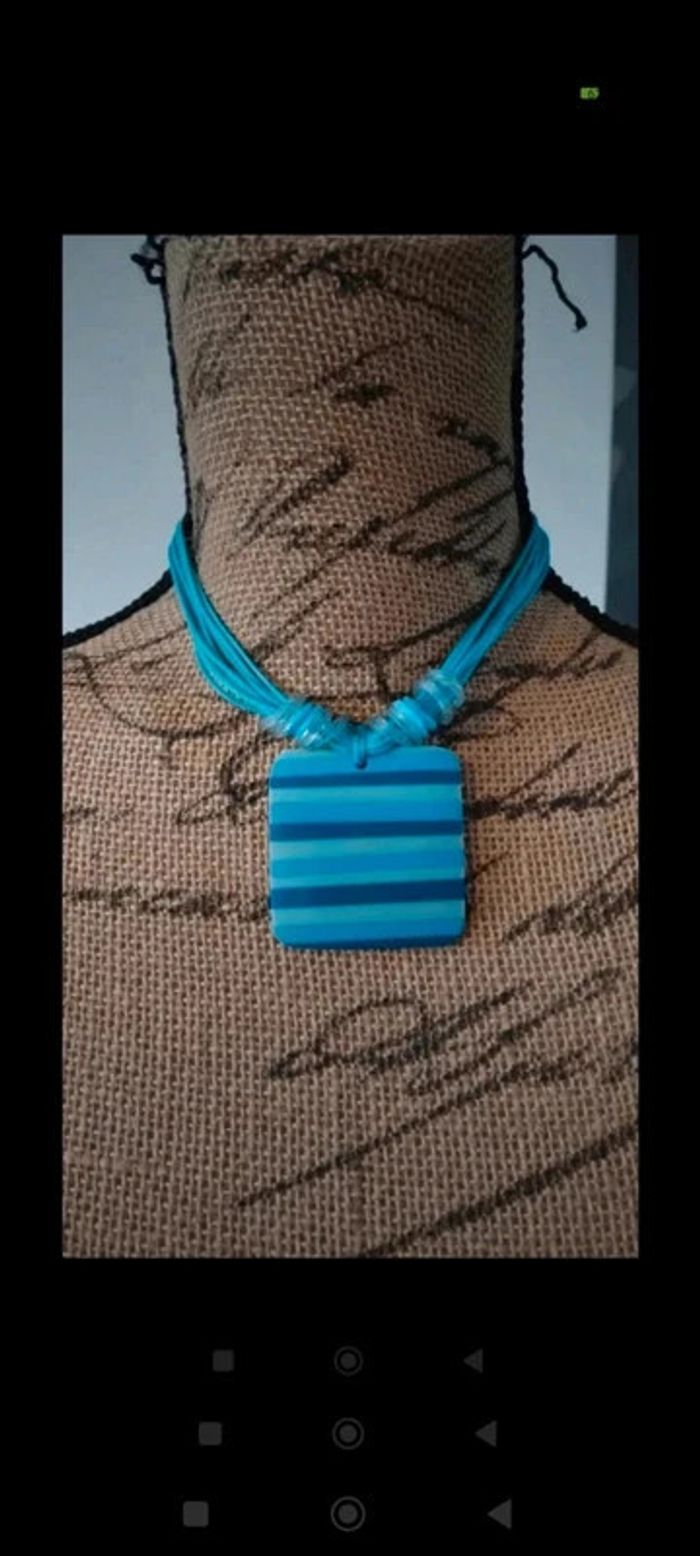 Collier pendentif bleu