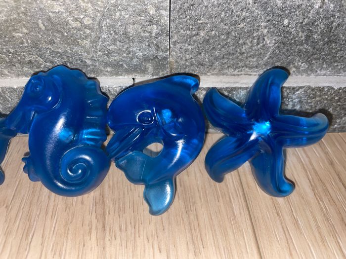 4 Boutons Poignées de porte Castorama Animaux marins Bleu dauphin poisson Comme neuf - photo numéro 3