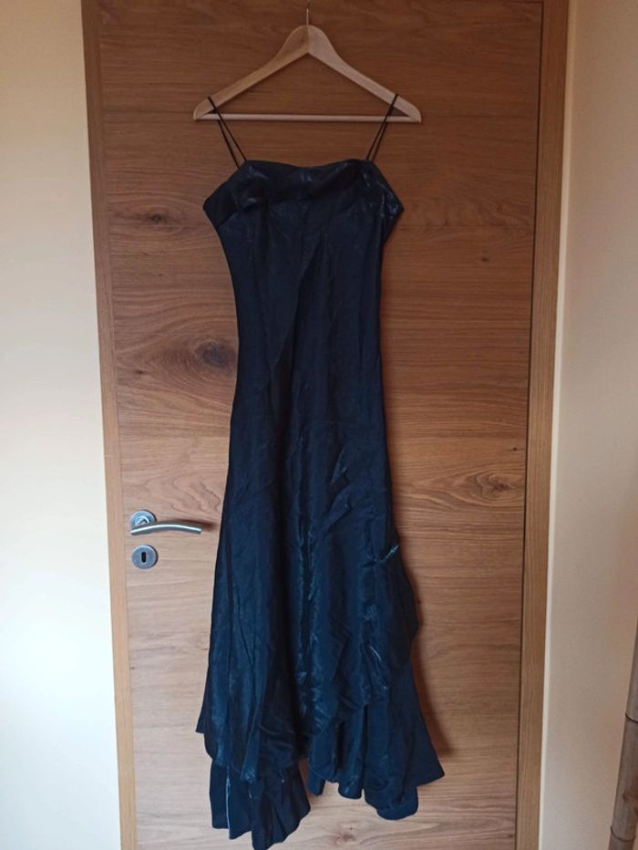 Robe de soirée avec son étole noire - photo numéro 7