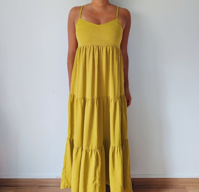 Robe longue maxi d'été à volants
Couleur jaune moutarde 
dos croisé 
look bohème moderne 
Marque Cache Cache 
Taille 36 S
Très bon état - photo numéro 2