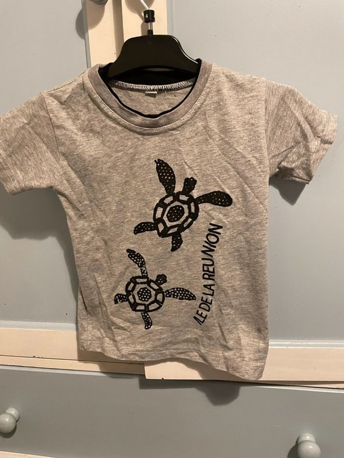 Tee shirt gris 4 ans , île de la réunion