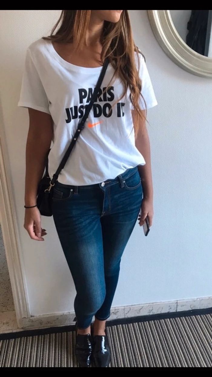 Magnifique tee-shirt NIKE collector Paris - photo numéro 2