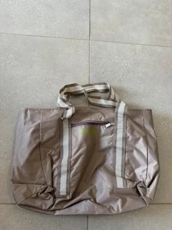 Sac à main gris Bensimons, il y a des marques d'usures et des petits trous dans les coins, 37x27cm
